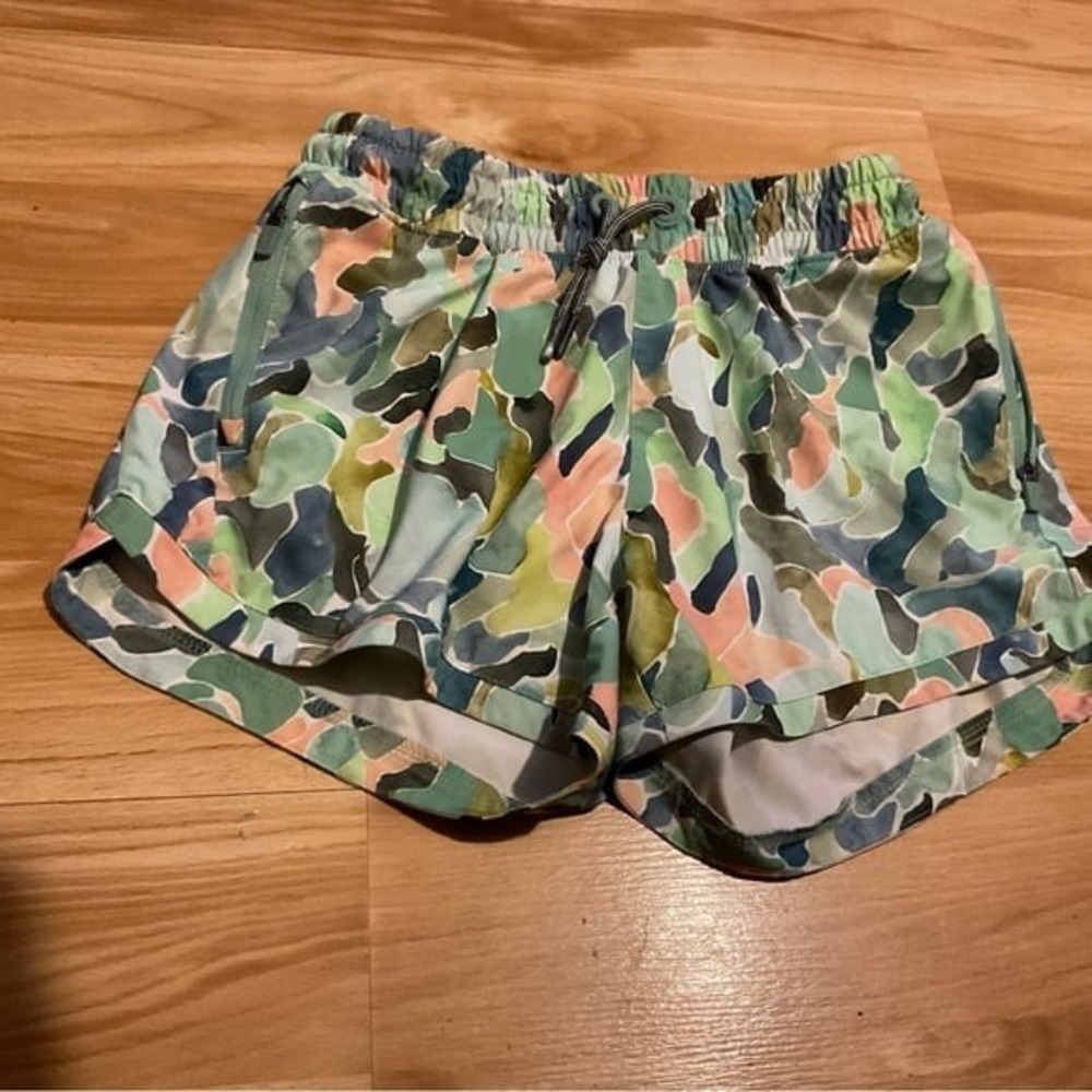 Athleta girl heart the hustle camo shorts